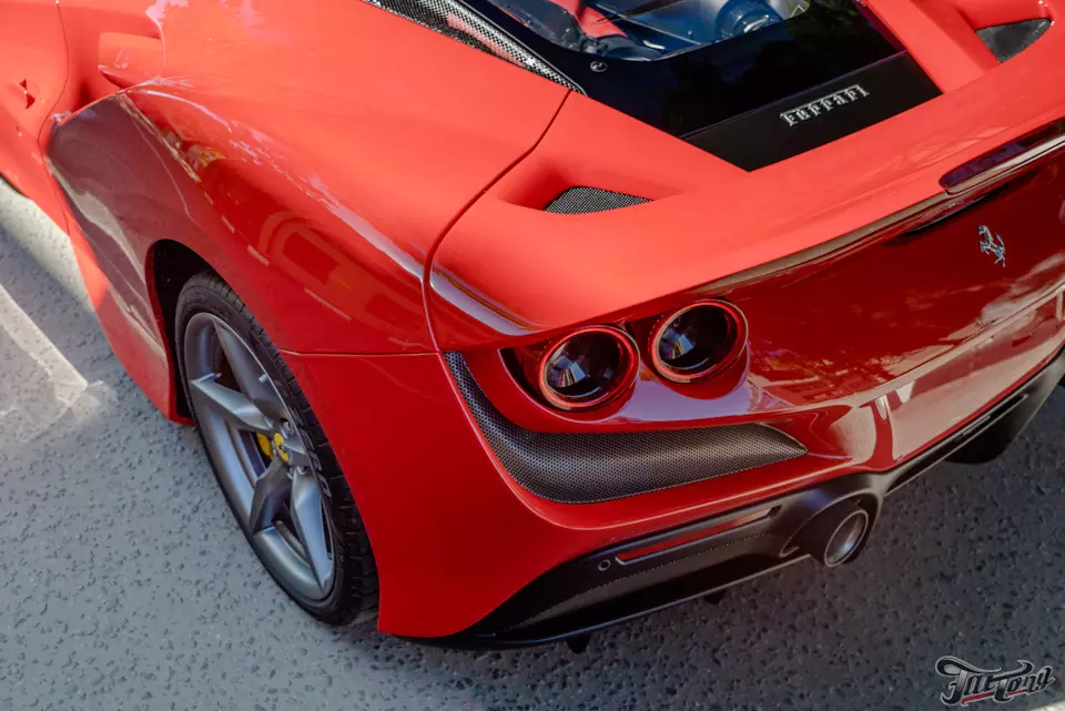 Ferrari F8 Tributo. Оклейка кузова в глянцевый полиуретан Llumar!